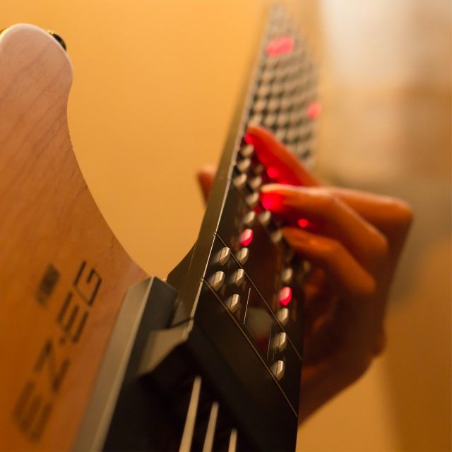 YAMAHA EZ-EG を弾く図。digi-pal.link 作者の自撮りの手です