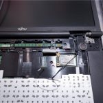 富士通 ノートPC LIFEBOOK A561/C のキーボードを外したところ