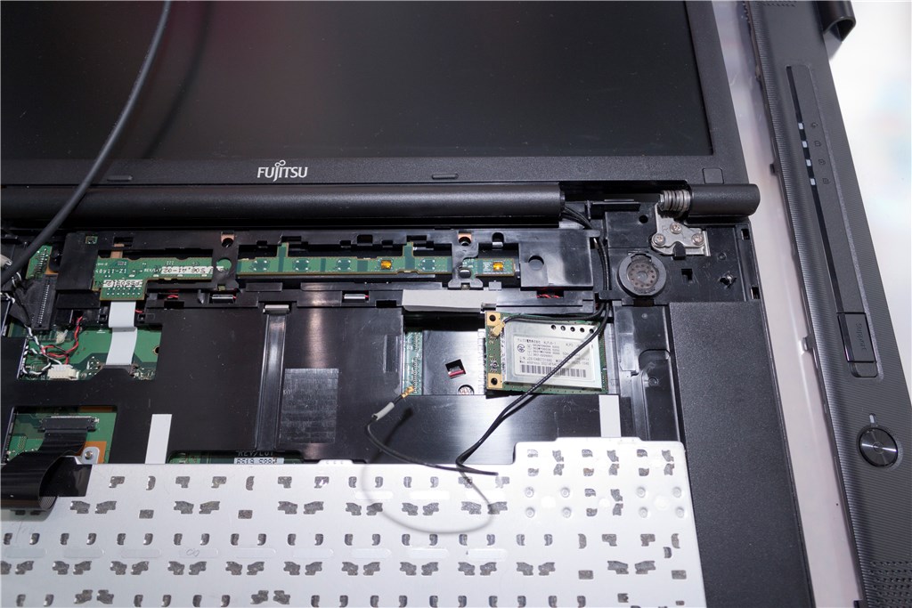 A561/C Fujitsu 富士通。メモリ増設、内臓無線LAN増設