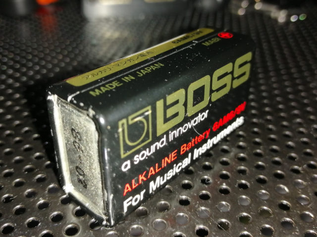 BOSSブランドの9Vアルカリ電池。メイドインJapan。30年以上昔の